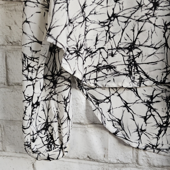 ASTR Black and White Pattern Button-Up Blouse, S - Picture 6 of 9